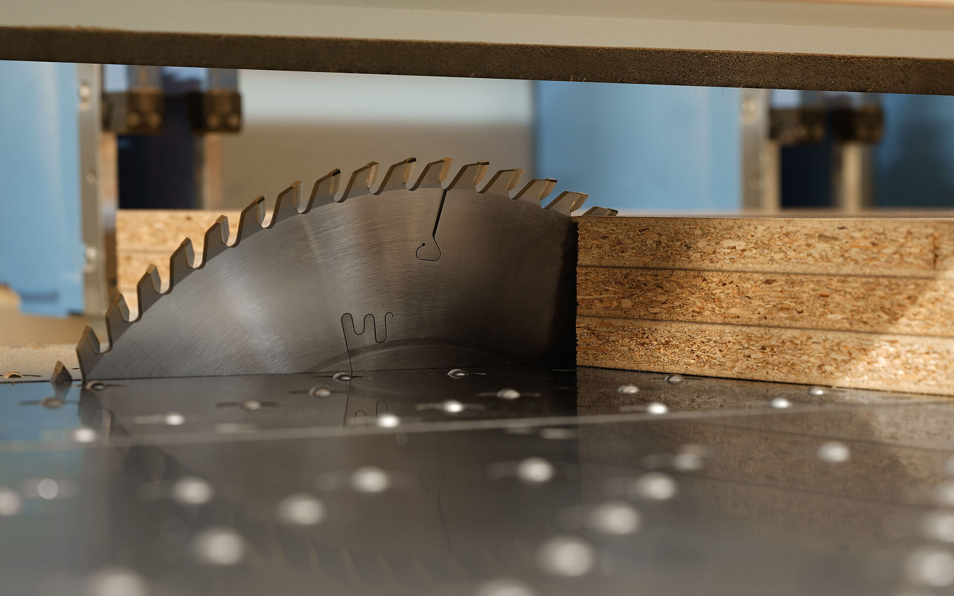 Leitz razrez plošč v paketu s krožnim žaginim listom, žago Premium z ravnimi in trapeznimi zobmi (FZ/TR) na formatnem žagalnem stroju