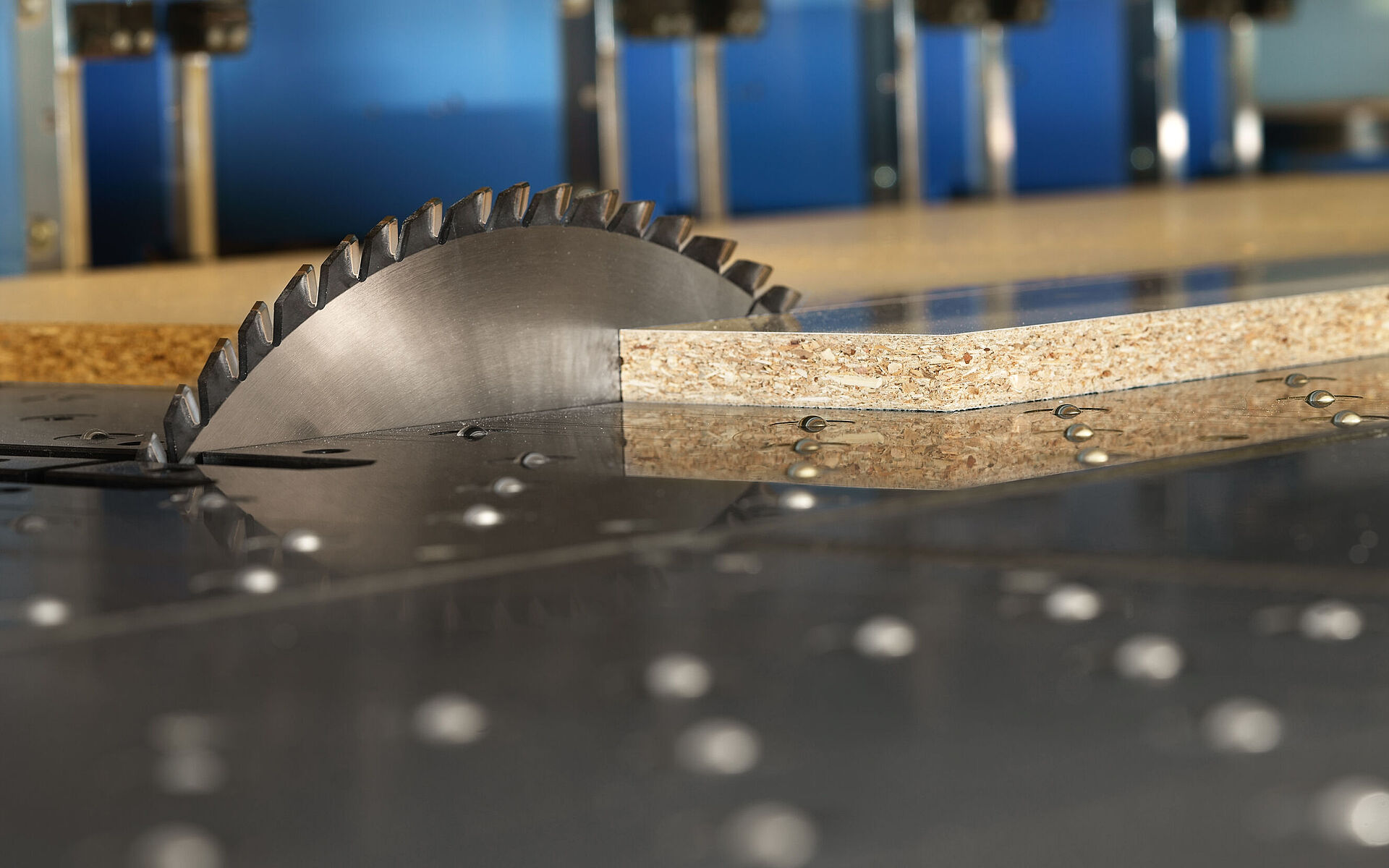 Leitz krožni žagin list, žaga RazorCut na žagalnem stroju za razrez plošč, razrezovalki